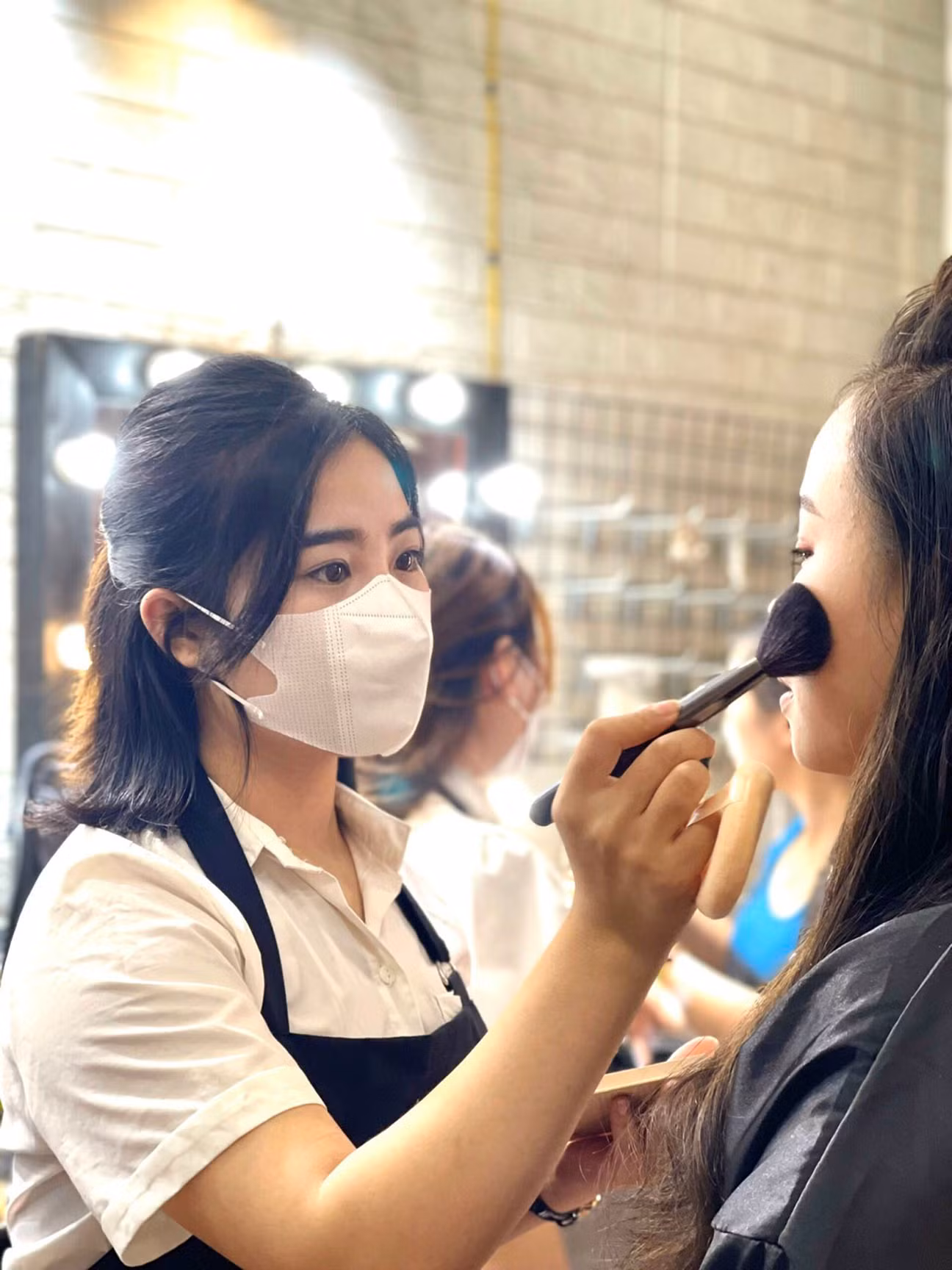 Bạn Thùy Dung với công việc chính là thợ trang điểm. - Ảnh: NVCC