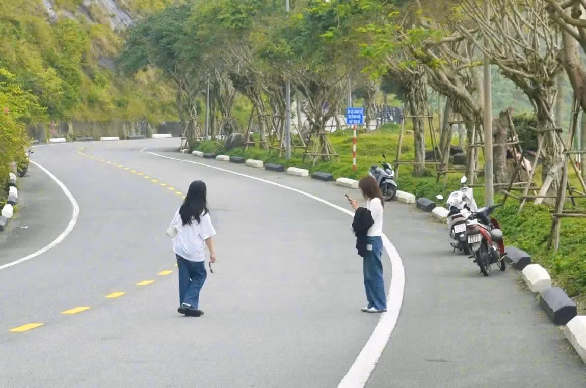 Theo xu hướng này, các bạn nữ sẽ đi bộ xuống dốc, sau đó quay ngược trở lại với nụ cười tươi tắn và duyên dáng, để lại phía sau khung cảnh phố xá nhộn nhịp với xe cộ qua lại. Ảnh: Minh Hiền