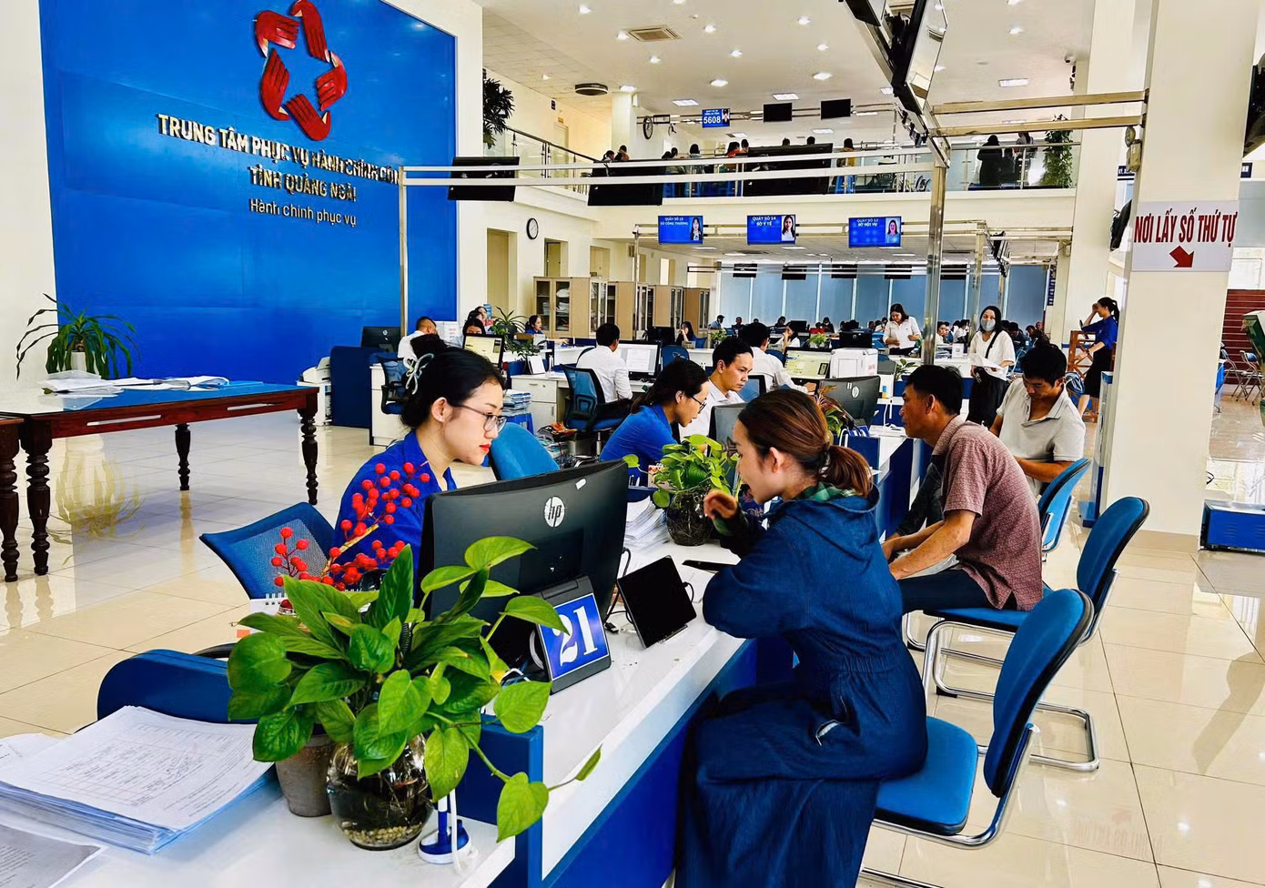 Các bạn ĐVTN hỗ trợ người dân giải quyết thủ tục hành chính tại Trung tâm phục vụ hành chính công tỉnh Quảng Ngãi. Ảnh: Nguyễn Ngọc
