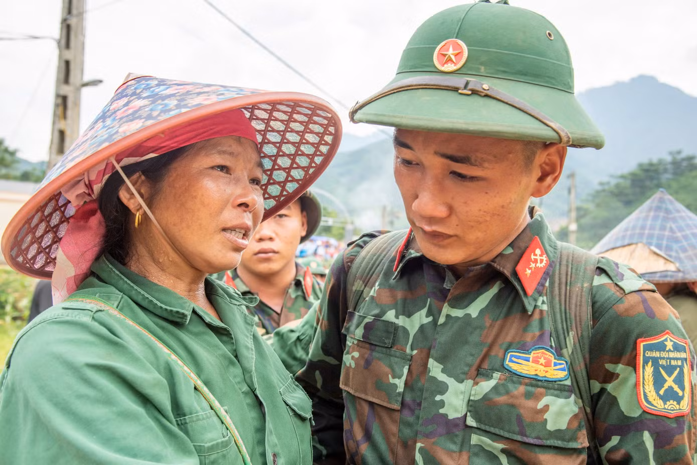Bịn rịn tình quân dân. Ảnh: Trinh Hà