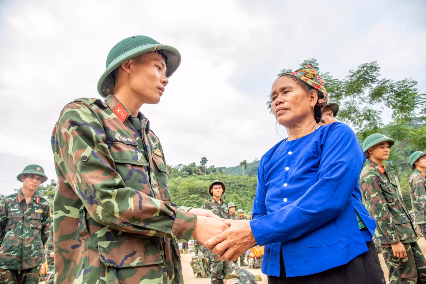 Bịn rịn tình quân dân. Ảnh: Trinh Hà