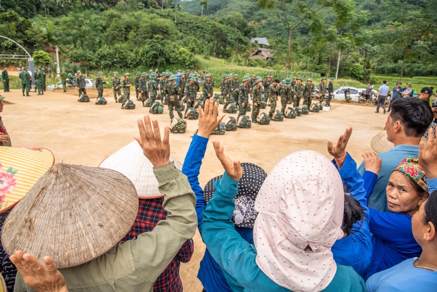 Những cái vẫy tay bịn rịn. Ảnh: Trinh Hà