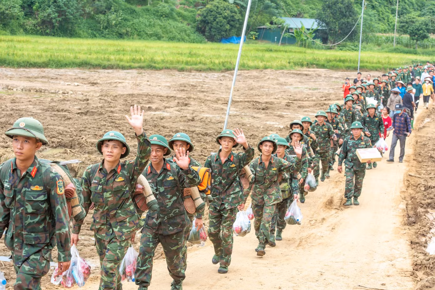 Những người lính chia tay Làng Nủ trở về với nhiệm vụ phía trước. Ảnh: Trinh Hà
