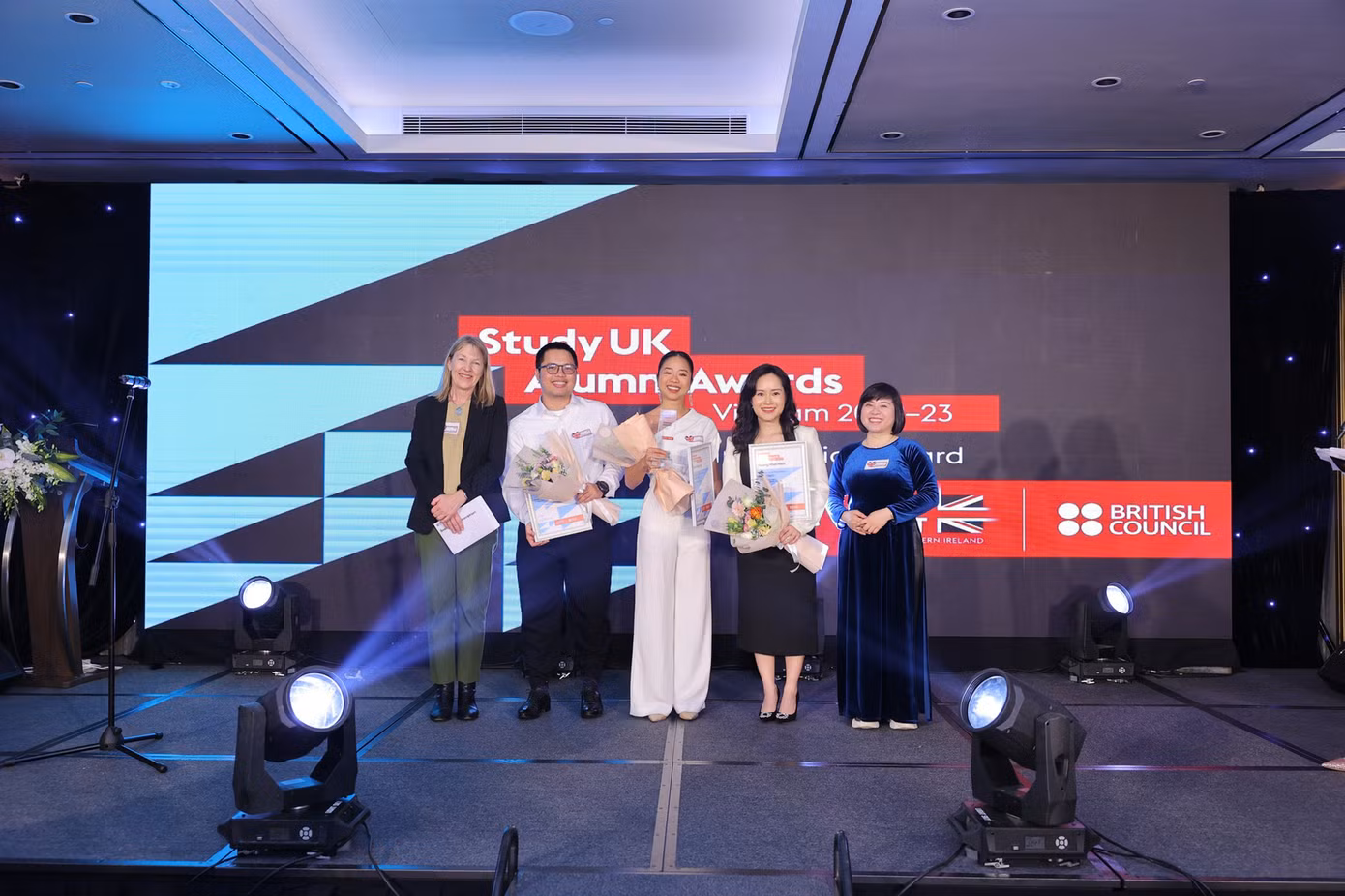 Trịnh Khánh Hạ (ở giữa) nhận giải Quán quân tại Lễ trao giải Study UK Alumni Awards 2022-23 hồi tháng 3/2023