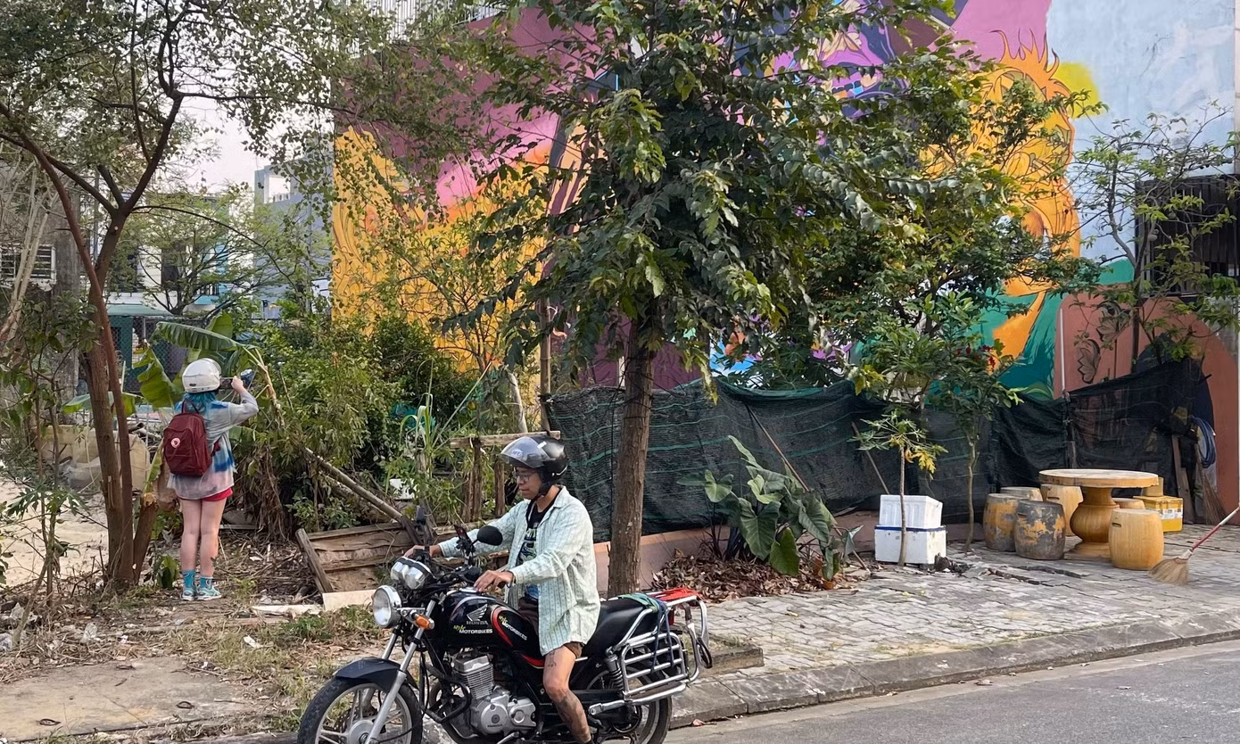 Những bức tranh độc đáo tại đây đã thu hút sự chú ý, tán thưởng của người dân, giới trẻ và khách du lịch khi đi ngang qua đây.