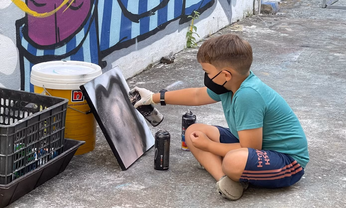 Một nghệ sĩ nhí đang trổ tài