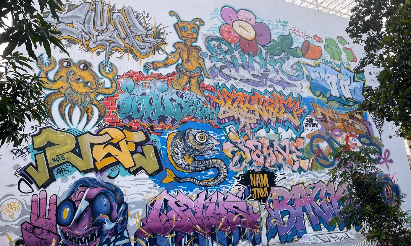 Những bức tranh graffiti có thể thực hiện solo hoặc cùng nhau trong khoảng thời gian ít, nhiều khác nhau nhưng đều mang đến sự đẹp đẽ, màu sắc cho ngôi nhà và cả sự đẹp mắt trong mắt mọi người.