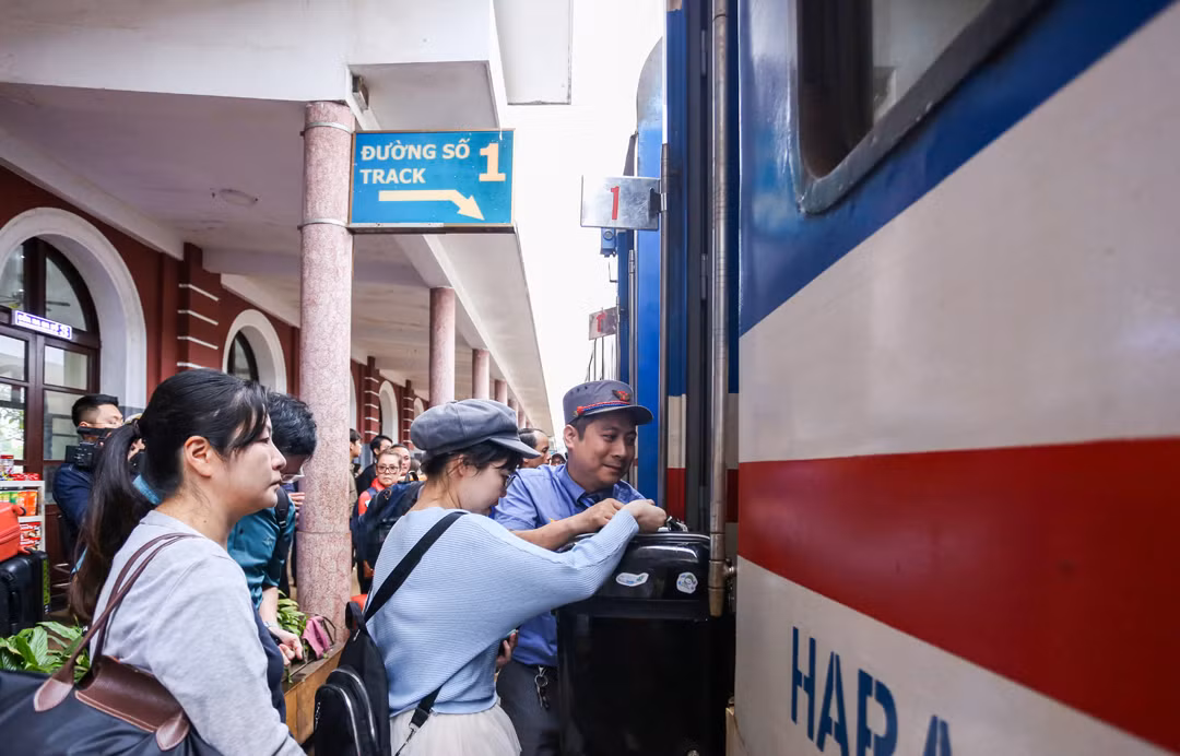 Du khách trải nghiệm chuyến tàu kết nối di sản miền Trung kết nối Huế và Đà Nẵng.