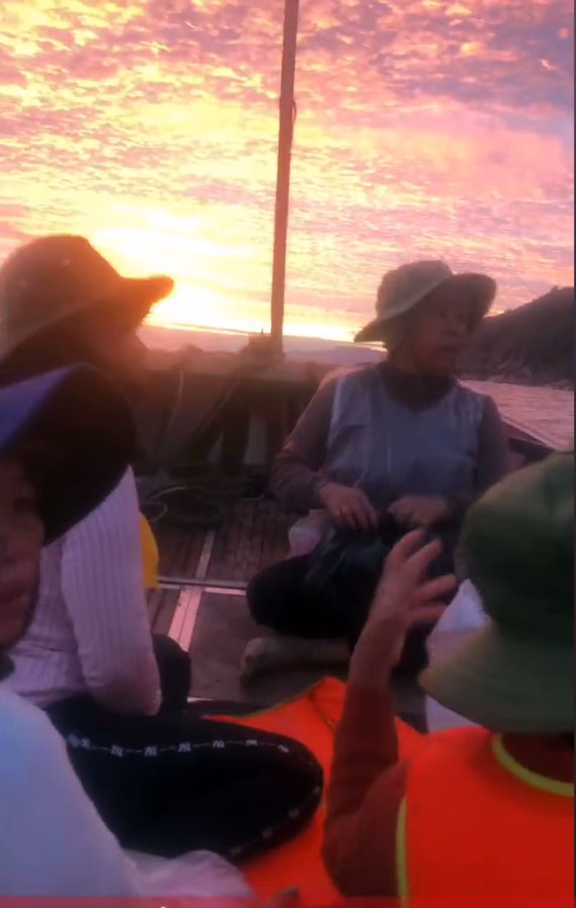 Những phụ nữ chuyên cạo mứt biển thường lên thuyền ra những ghềnh đá ngoài xa từ khi bình minh còn chưa ló rạng - Ảnh clip