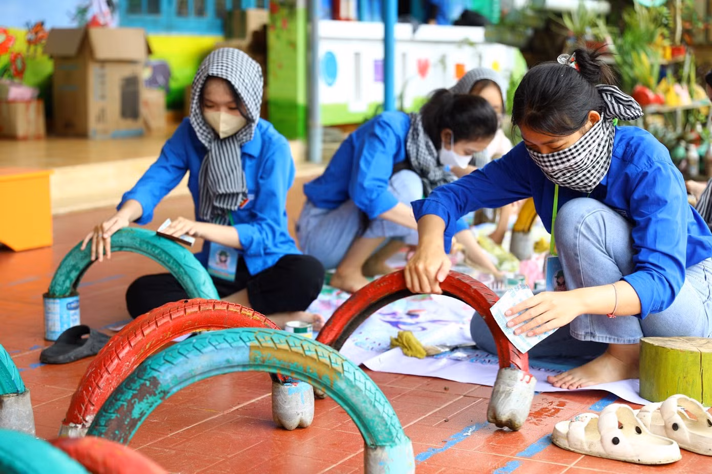 ... cải tạo khuôn viên trường, sửa sang lại sân chơi cho các em nhỏ.