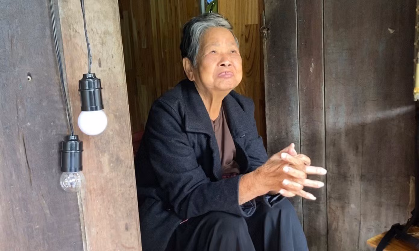 Cụ Nguyễn Thị Bảy, 85 tuổi, một cư dân cả đời sống nơi phố Hội, cho biết: “Con mắt nhà này có từ lâu đời, từ thời ông bà để lại, cũng giúp cho ngôi nhà đẹp hơn. Ý nghĩa thì nó như con mắt trông nhà, giống mắt người để nhìn mọi thứ”.