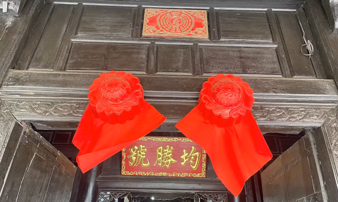 Người Hội An quan niệm về yếu tố tâm linh, ngôi nhà có gắn “mắt cửa” thì có thể nhìn xa hơn, giúp chủ nhà biết được những cái tốt, cái xấu, cái hên, cái xui ra sao nào trong tương lai gần. Bên cạnh còn là lời răn dạy của người xưa đối với các lớp hậu sinh về những điều tử tế, thiện tâm.