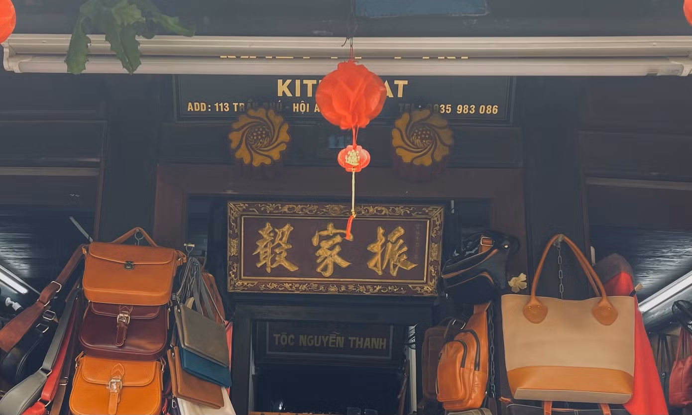 Trong bài viết “Mắt cửa - Biểu trưng của hồn phố Hội An”, tác giả Trần Ánh - một trong những cán bộ nghiên cứu lâu năm về văn hóa Hội An nhận định: “Có lẽ ban đầu nó chỉ là hai chốt gỗ mang công năng kiến trúc là chính, sau này chủ nhà khoác lên chúng những ý nghĩa tâm linh hay thậm chí mang màu sắc tín ngưỡng hàm chứa sự tồn vong, suy thịnh của gia chủ, là nhãn quan thấu hiểu, thấu nhìn mọi suy nghĩ, hành vi của các thành viên gia đình trong quan hệ nội bộ…”.