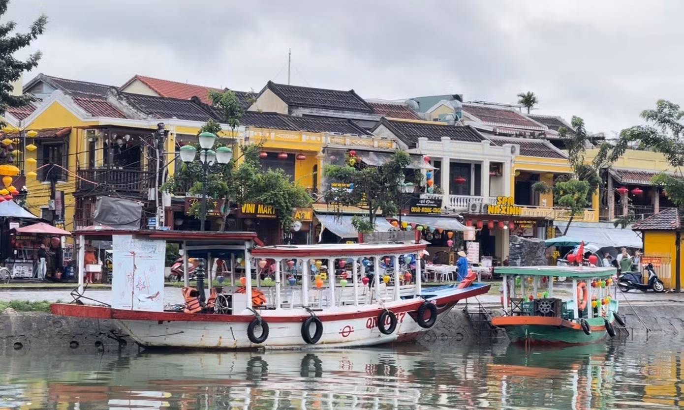 Phố cổ Hội An (tỉnh Quảng Nam) từng là một thương cảng quốc tế sầm uất, nơi hội tụ của những thuyền buôn Nhật Bản, Trung Quốc và phương Tây trong suốt thế kỷ 17 và 18. Trước thời kỳ này, nơi đây cũng có những dấu tích của thương cảng Champa hay được nhắc đến cùng con đường tơ lụa trên biển.