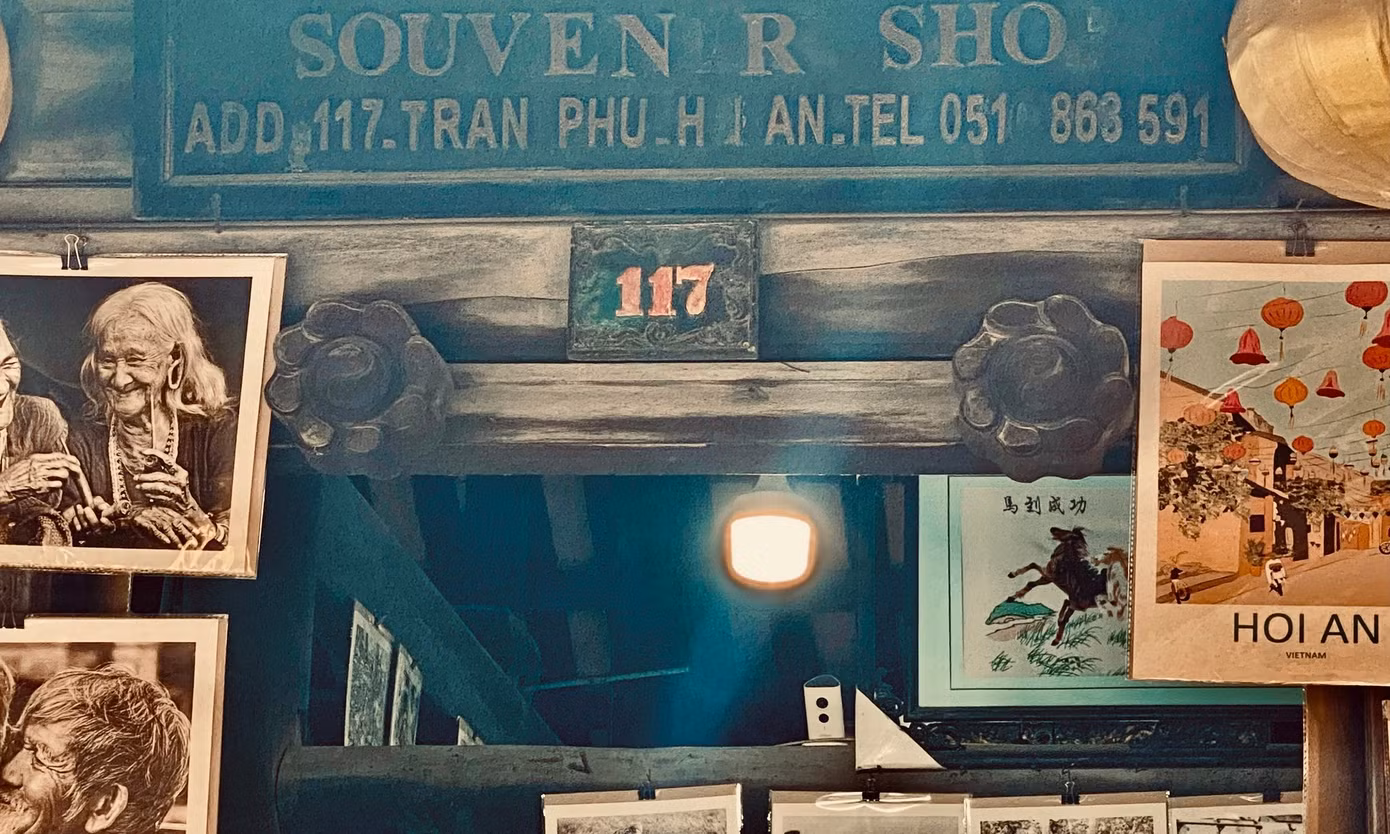 Tán “mắt cửa” được chia thành hai phần, là phần tâm và phần vành. Phần tâm thường trang trí hình lưỡng nghi sơn hai màu đen trắng, hình nhụy hoa, chữ triện, chữ Phúc, Thọ… Phần vành bao quanh ngoài tạo dáng hoa cúc 6 hoặc 8 cánh mà cánh xoay hình lá đề, hình bát quái, hồi văn, giao long, bốn hoặc năm con dơi bao quanh chữ Phúc…