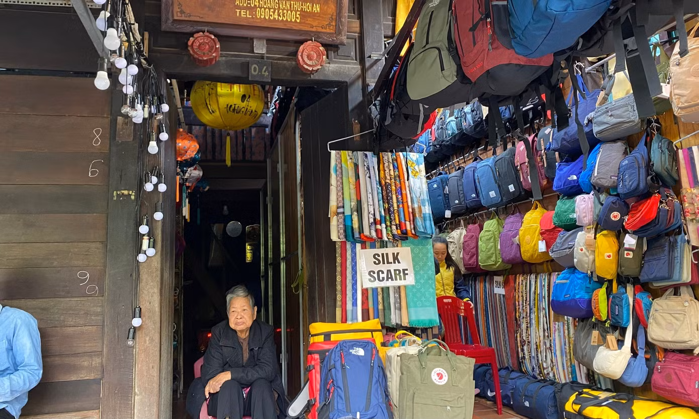 Cụ Nguyễn Thị Bảy, 85 tuổi, một cư dân cả đời sống nơi phố Hội, cho biết: “Con mắt nhà này có từ lâu đời, từ thời ông bà để lại, cũng giúp cho ngôi nhà đẹp hơn. Ý nghĩa thì nó như con mắt trông nhà, giống mắt người để nhìn mọi thứ”.