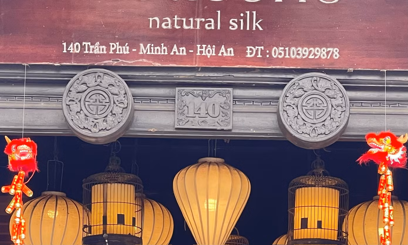 Chủ nhân của những con “mắt cửa” là người Hoa đến Hội An từ thế kỉ 17-18. Sau thời gian, những nghệ nhân đã Việt hóa các đôi mắt này, chạm khắc công phu thành nhiều hình dáng, màu sắc khác nhau dựa trên nền tảng bát quái, âm dương.