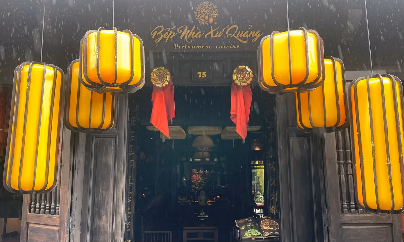 Bên trên các khung cửa chính có đôi “mắt cửa” là hai khoanh gỗ tròn chạm khắc tinh xảo với mảnh lụa đỏ treo rủ làm cho ngôi nhà vừa mang tính tâm linh vừa âm thầm, man mác buồn về một quá khứ xưa cũ.