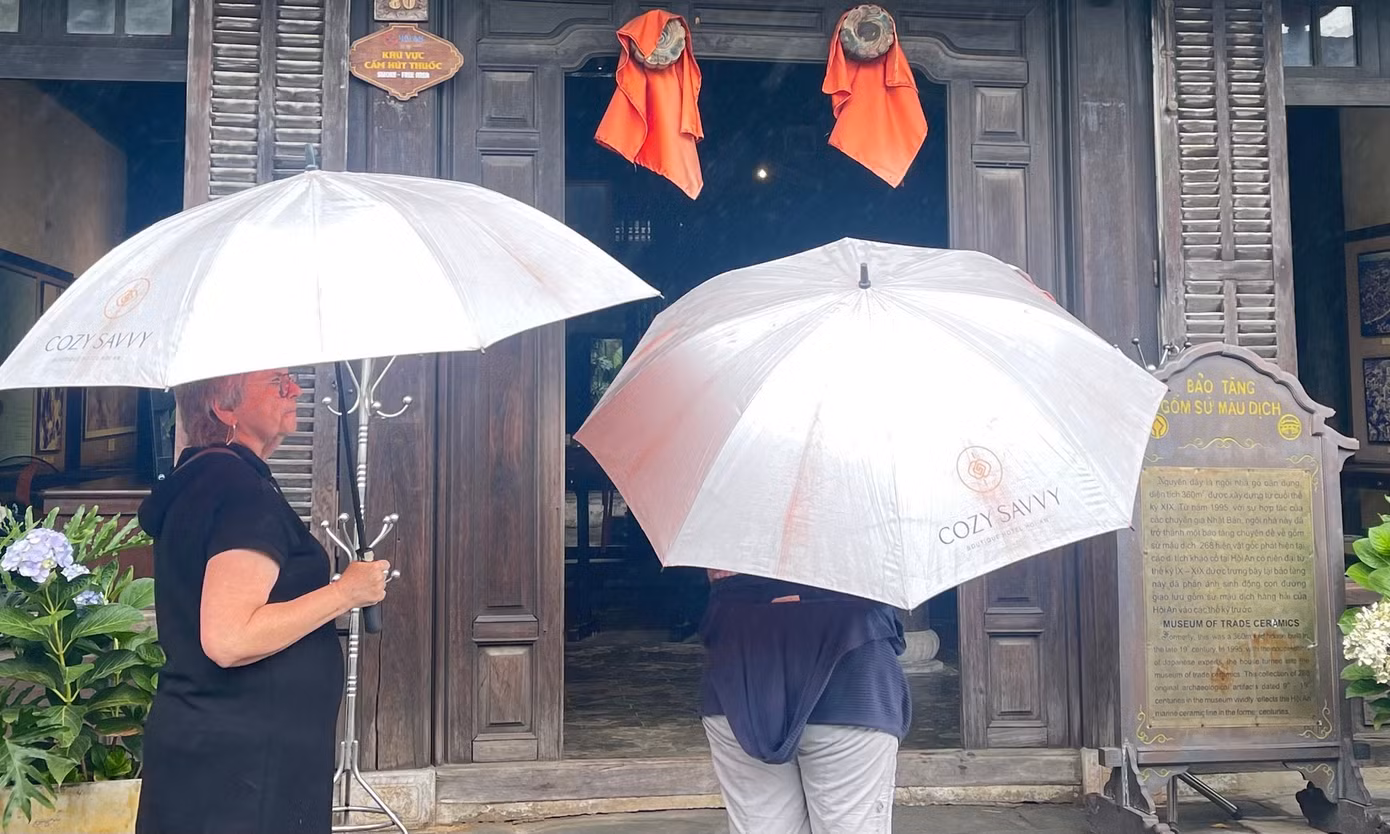 Du khách đến với phố cổ Hội An, khi tản bộ thường tò mò nhìn vào những đôi “mắt cửa” ở mặt tiền của các ngôi nhà nơi đây. Bất giác như có người dõi theo từng bước chân du khách, cùng với thanh chắn cửa nơi bậc thềm, nhắc nhở những người ra vào nhà cổ, phố cổ về phép ứng xử.