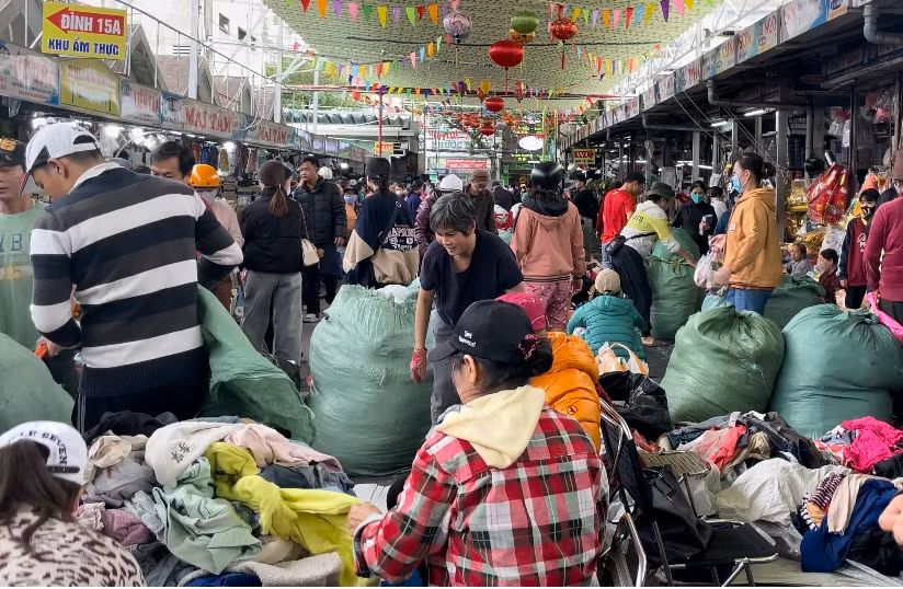 Nếu muốn lựa đồ đẹp, bạn nên đi thật sớm và nhanh tay “giành” lấy những món đồ mới khui. Ảnh: Trúc Linh