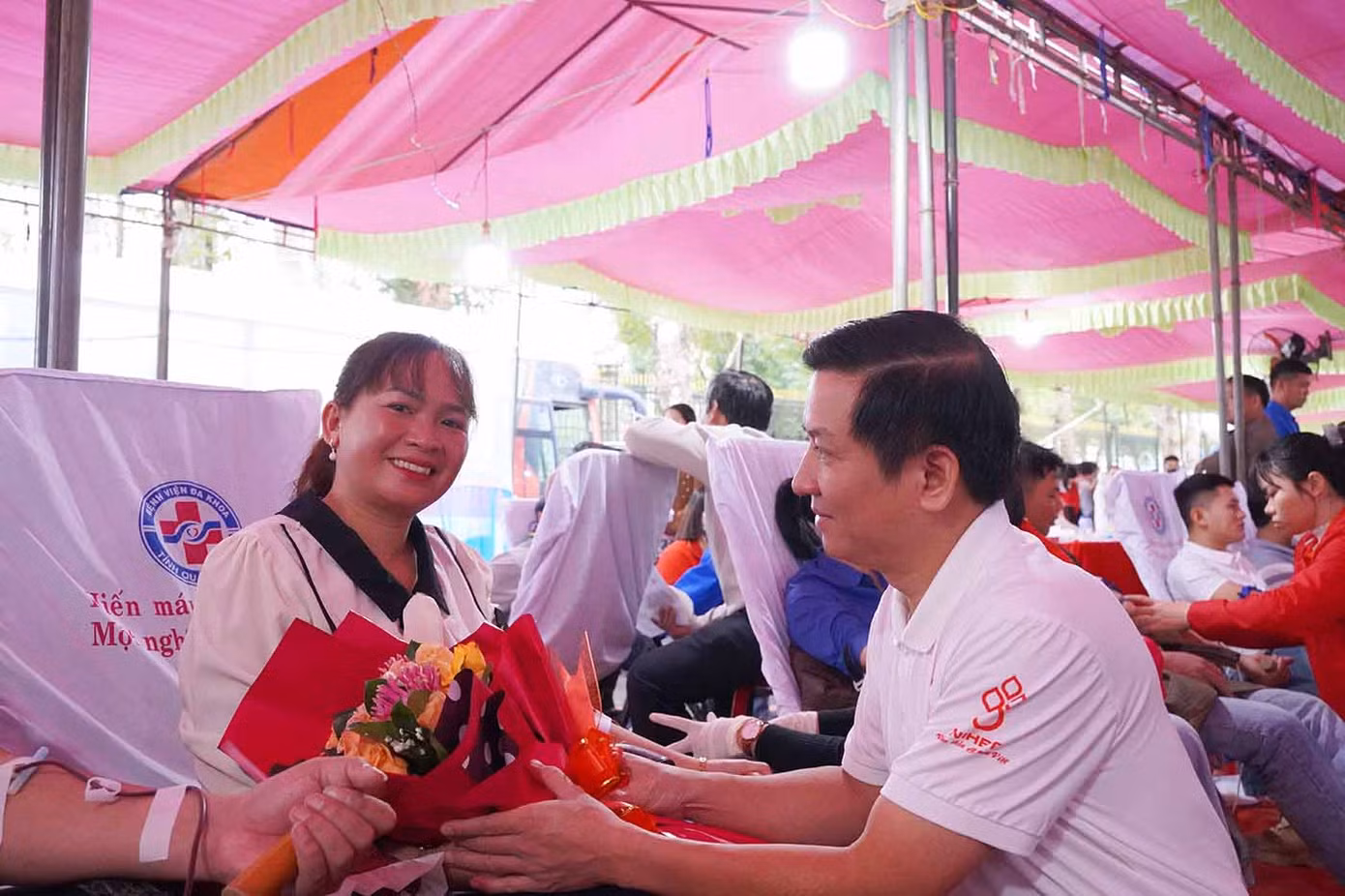 Ông Phạm Ngọc Thành tặng hoa cho người hiến máu tình nguyện