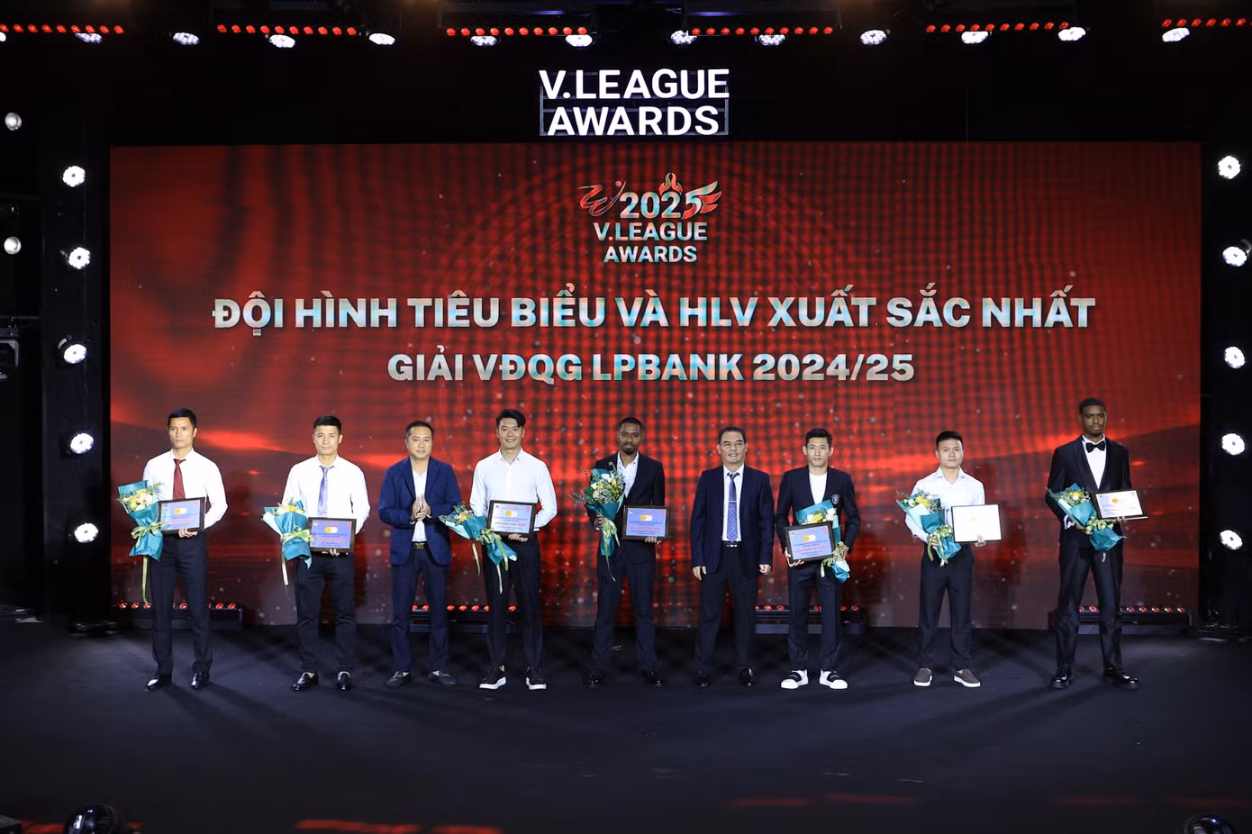 Quang Hải và các cầu thủ được vinh danh trong đội hình tiêu biểu và HLV xuất sắc nhất LPBank V-League