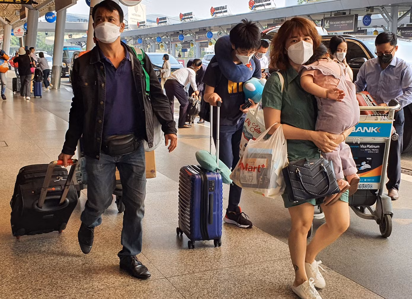 Sau khi Bộ GTVT bỏ quy định xét nghiệm với tất cả khách từ vùng 3 (vùng cam) trở xuống, Bộ Y tế yêu cầu các địa phương không cách ly người về quê, nhu cầu đi lại Tết của người dân đã tăng mạnh.