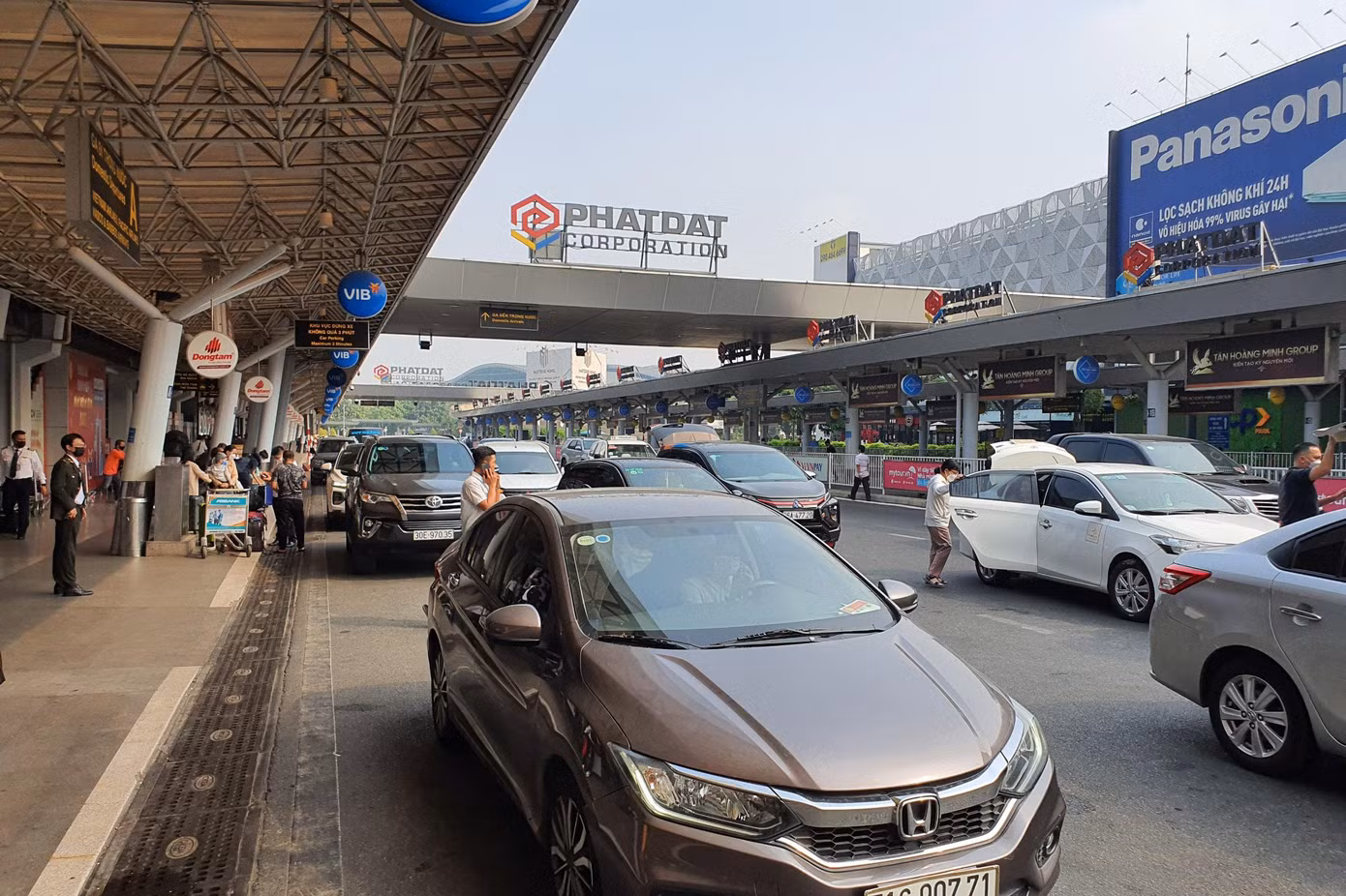 Đối với hành khách sử dụng xe ô tô vào nhà ga quốc nội sẽ được phân luồng theo từng làn riêng biệt. Trong đó, làn A dành cho phương tiện đưa khách đi máy bay; Làn B, làn C: dành cho các phương tiện đón khách (trừ xe taxi, xe kinh doanh vận tải); Làn D (trong nhà xe TCP): dành cho xe taxi, xe kinh doanh vận tải đón khách. Điểm đón xe buýt: tại cột 13 – Làn B ga quốc tế đến.