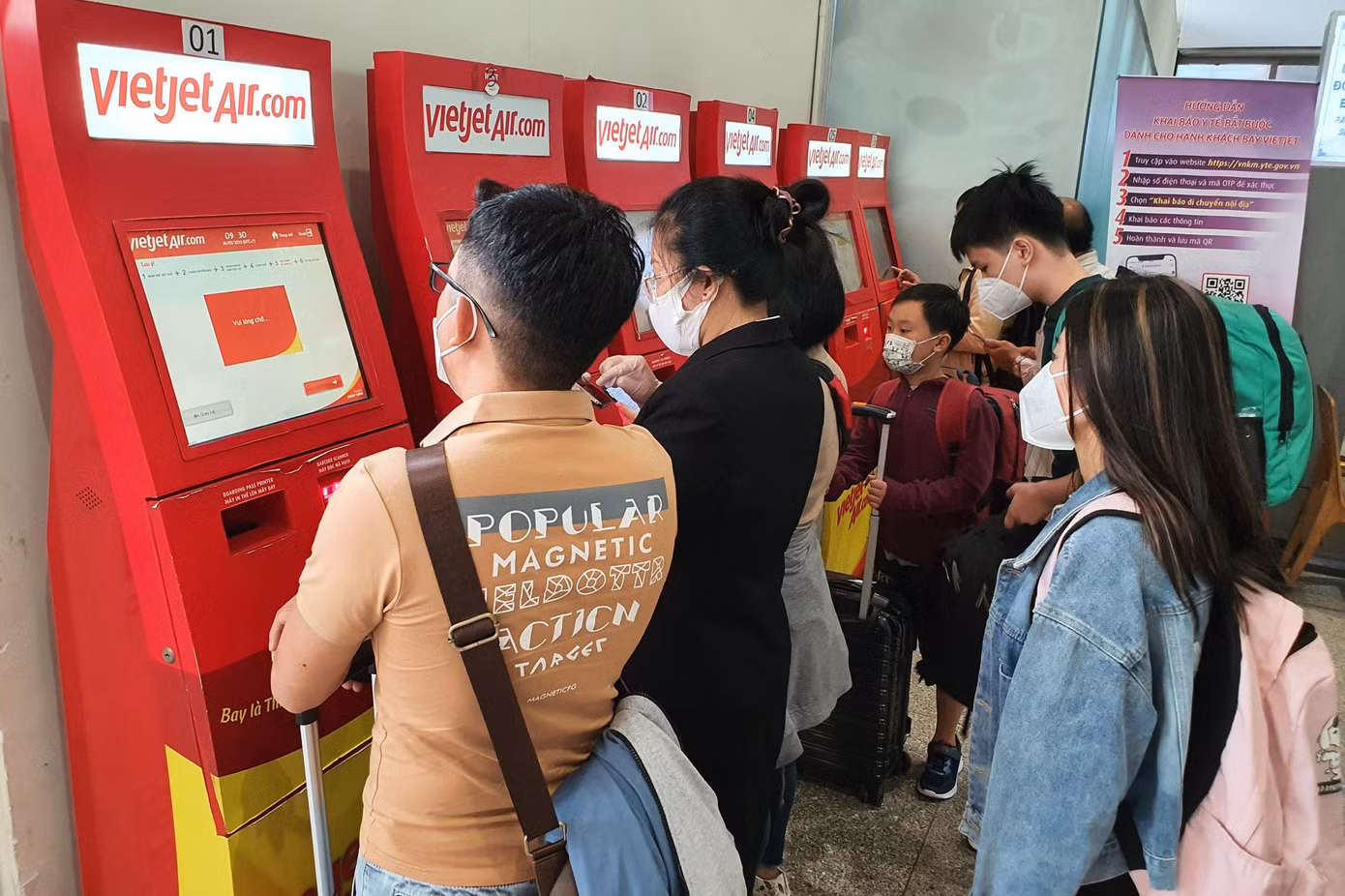 Trong khi đó, những hành khách không có hành lý ký gửi tự làm thủ tục 'check-in' và in thẻ lên máy bay tại các ki-ốt được bố trí ở khu vực nhà ga. Sau khi in thẻ, hành khách trực tiếp đi đến khu vực soi chiếu an ninh để vào nhà chờ lên máy bay.