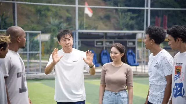 HLV Shin Tae-yong tại phim trường.