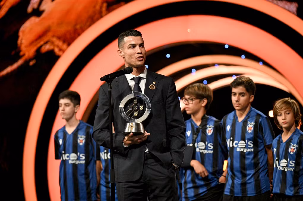 Ronaldo nhận giải thưởng của LĐBĐ Bồ Đào Nha.