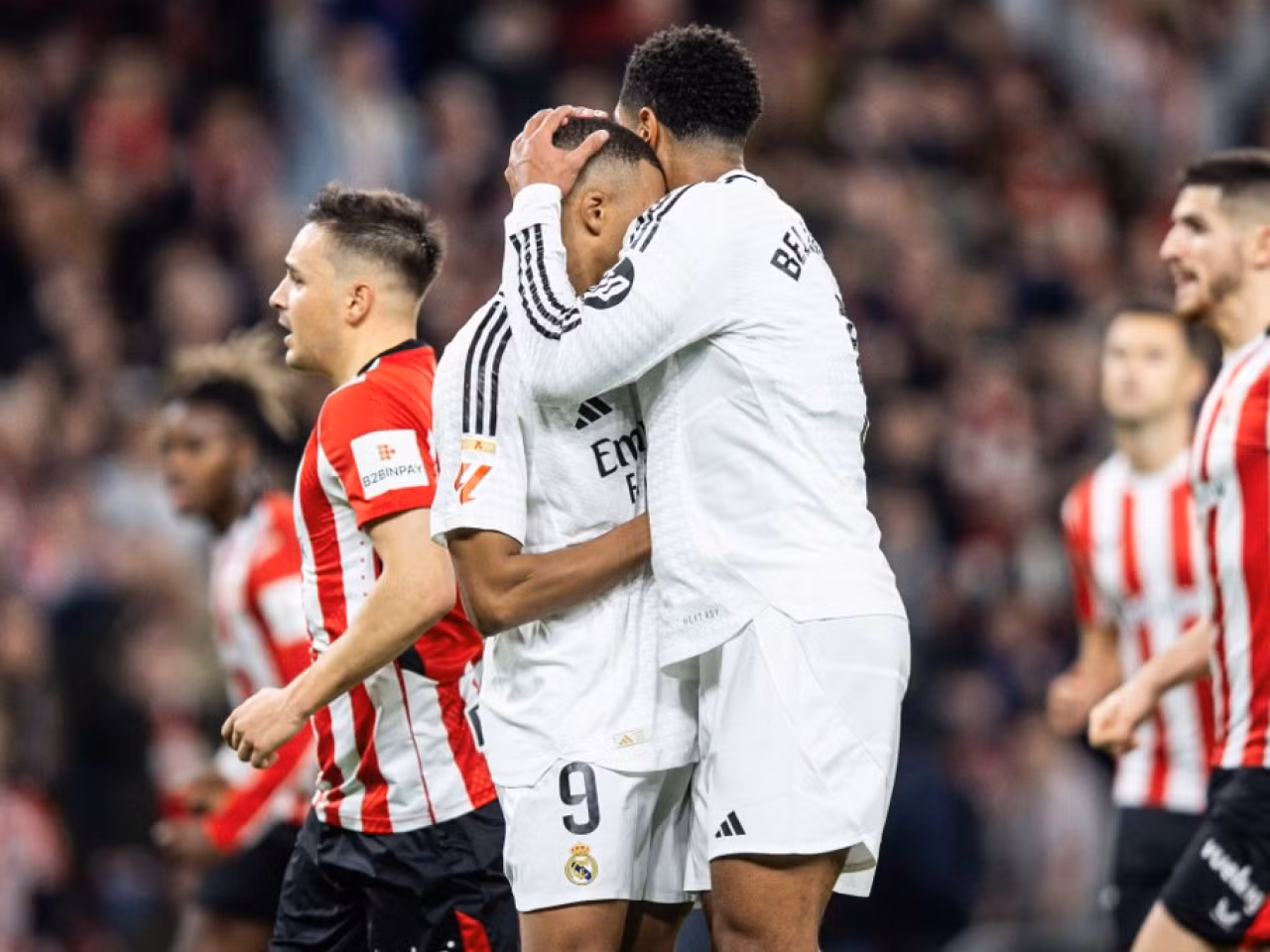 Mbappe được Bellingham an ủi sau khi tiếp tục đá hỏng phạt đền. Mbappe được Bellingham an ủi sau khi tiếp tục đá hỏng phạt đền.