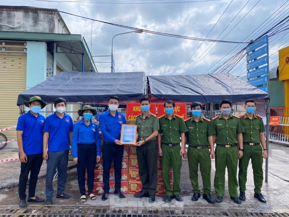Đoàn thanh niên Công an tỉnh Bình Dương hỗ trợ nhu yếu phẩm tại các điểm cách ly
