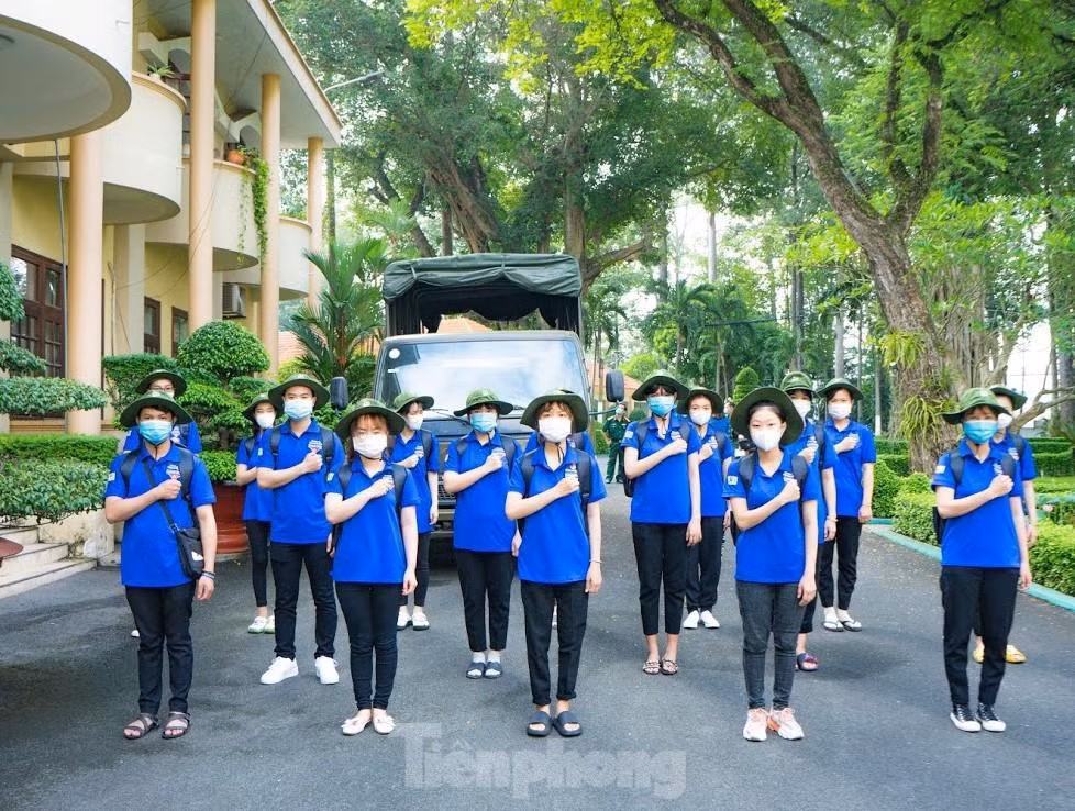 Các tình nguyện viên TP Thủ Dầu Một lên đường vào khu cách ly tập trung hỗ trợ người dân
