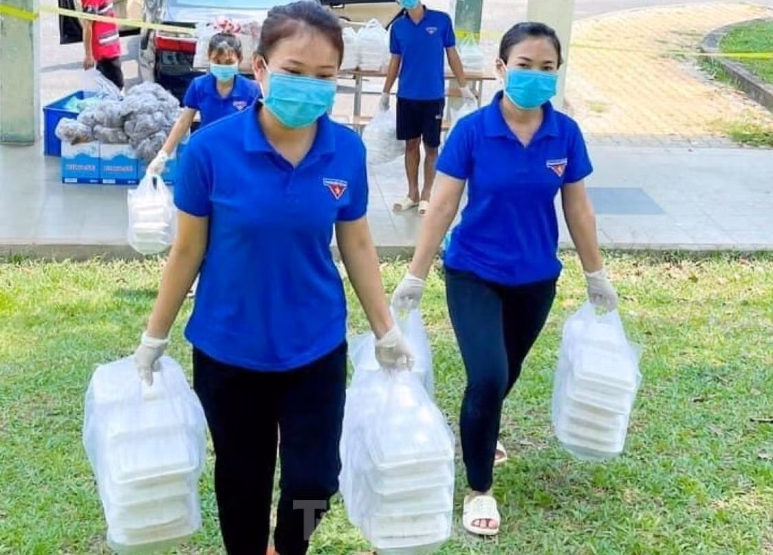 Những phần cơm được tình nguyện viên phục vụ người cách ly