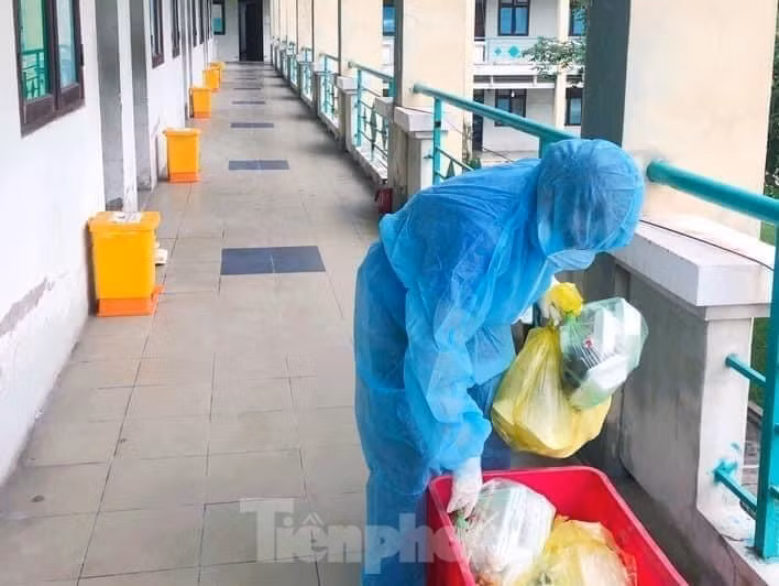 Tình nguyện viên mang thức ăn cho người dân đang cách ly ở TP Thuận An