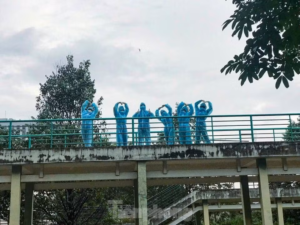 Các tình nguyện viên trong khu cách ly ở TP Thuận An