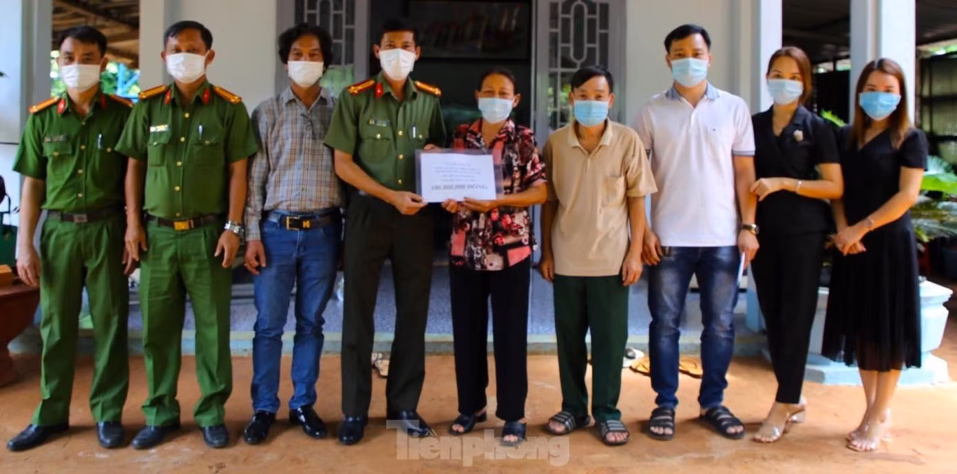 Đoàn thanh niên Công an huyện Đồng Phú trao tặng tiền cho mẹ anh Hưng để lo chi phí chữa bệnh