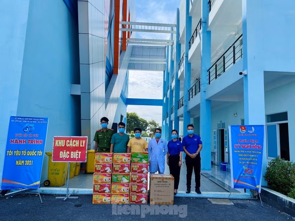 Thăm, tặng quà cho lực lượng phòng, chống dịch tại khu cách ly Thăm, tặng quà cho lực lượng phòng, chống dịch tại khu cách ly