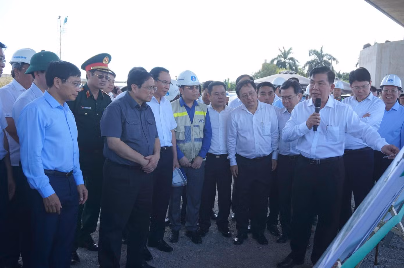 Ngày 27/11, Thủ tướng Chính phủ Phạm Minh Chính thị sát và nghe báo cáo về dự án xây dựng, mở rộng Quốc lộ 50. Ảnh: PV