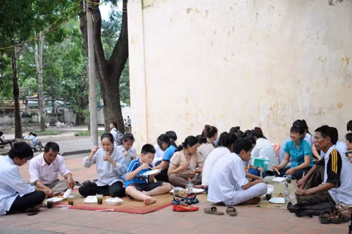 Mọi người tranh thủ ăn uống sau buổi sáng thi.