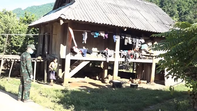 Lực lượng chức năng đến từng nhà dân để tuyên truyền công tác phòng chống dịch bạch hầu