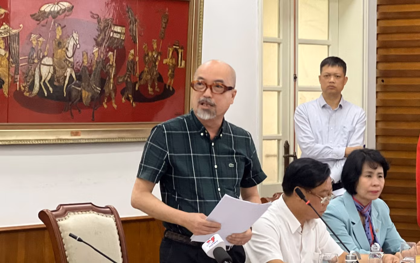 Cục trưởng Vi Kiến Thành trả lời nhiều vấn đề nóng trong cuộc họp tại Bộ VHTTDL sáng 11/4. Ảnh: Nguyên Khánh.