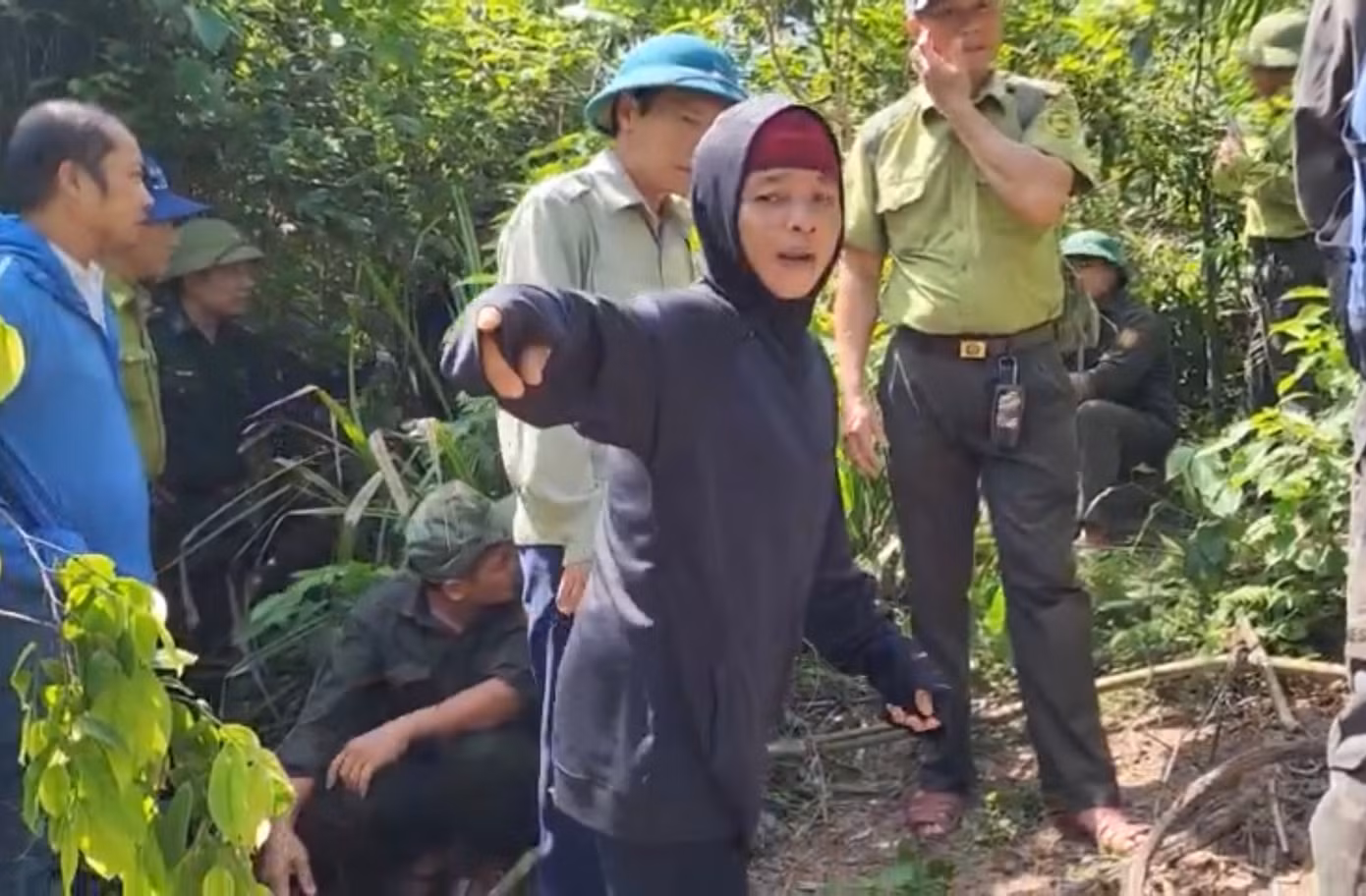 Tại hiện trường, chị Vinh kể lại việc mình nhìn thấy hổ.