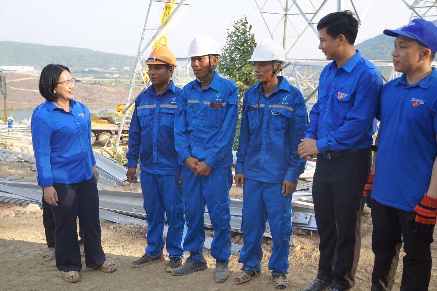 Chị Nguyễn Thị Thu Vân thăm hỏi, động viên anh em công nhân và đội hình thanh niên tình nguyện đang làm việc tại trụ số 6.