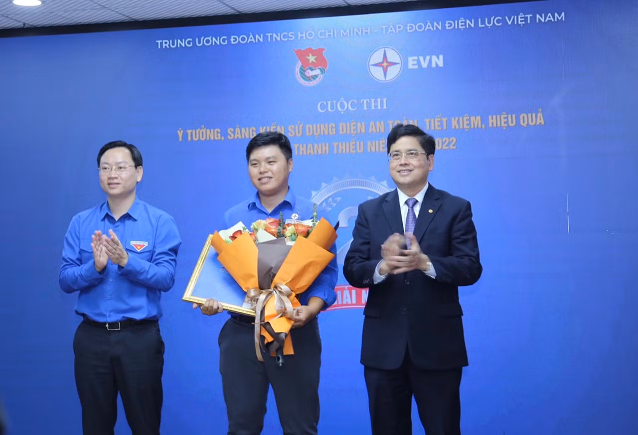 Anh Trần Hữu, Trưởng ban Thanh niên công nhân và Đô thị T.Ư Đoàn (bên trái) trao giải Nhì cho bạn Nguyễn Đăng Dũng (Công ty Điện lực Sài Gòn- Chi nhánh Tổng Công ty Điện lực TPHCM) với bài viết "Tắt đèn để trái đất sáng hơn".