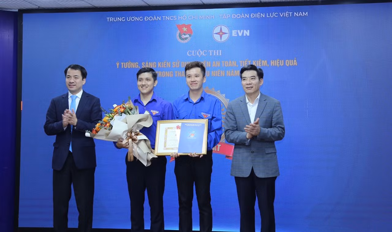 Anh Ngô Văn Cương, Bí thư T.Ư Đoàn (bên trái) trao giải Nhất cho nhóm bạn trẻ Trần Văn Sang, Trần Thuỷ Sơn (Ngân hàng TMCP Ngoại Thương Việt Nam - Chi nhánh Thủ Đức &amp; Chi nhánh Sài Thành, TPHCM). Ảnh: Lâm Đăng Hải