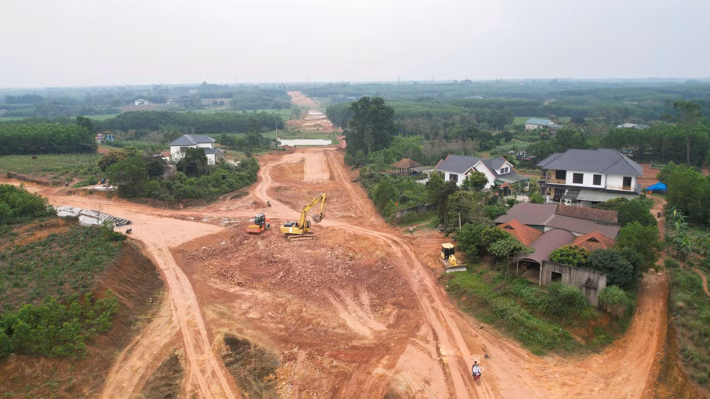 Dự án Đường Hùng Vương kết nối hành lang kinh tế Đông Tây và Khu kinh tế Đông Nam Quảng Trị sử dụng vốn vay ADB. Ảnh: LT.