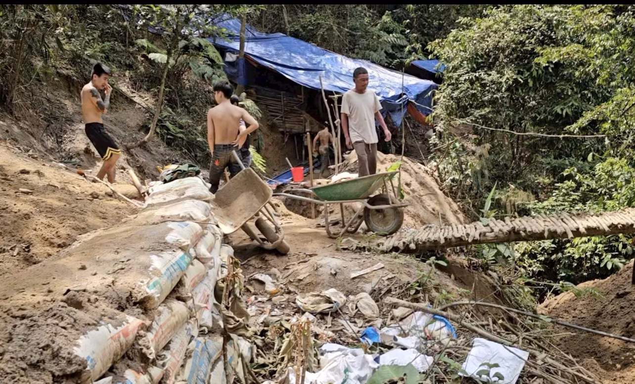 Các đối tượng khai thác vàng trái phép tại khu vực Khe Dẻ.