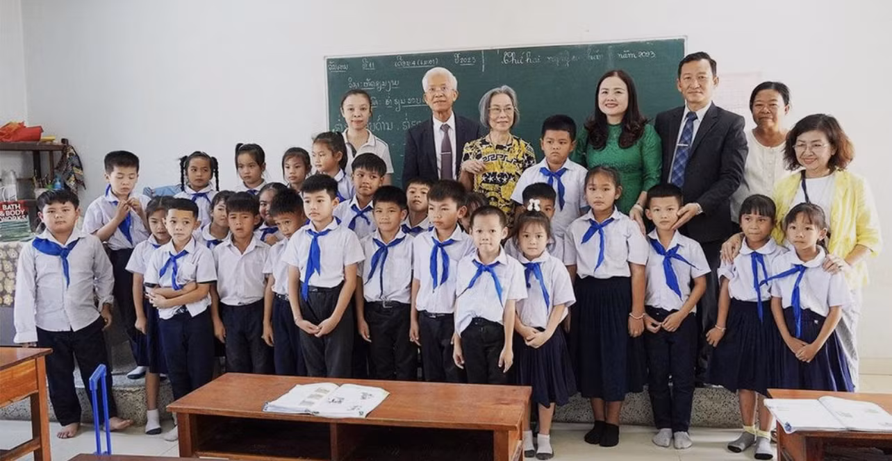 Giám đốc Sở GD-ĐT Quảng Trị Lê Thị Hương (áo dài xanh, hàng sau) trong chuyến thăm, chúc Tết Bunpimay các thầy cô giáo và học sinh Trường Trung học phổ thông hữu nghị Lào - Việt Nam